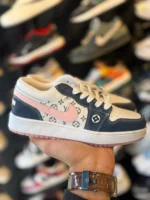 کتونی زنانه جردن وان لوويتون سرمه ای صورتی - Image 3