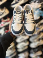 کتونی زنانه جردن وان لوويتون سرمه ای صورتی - Image 2