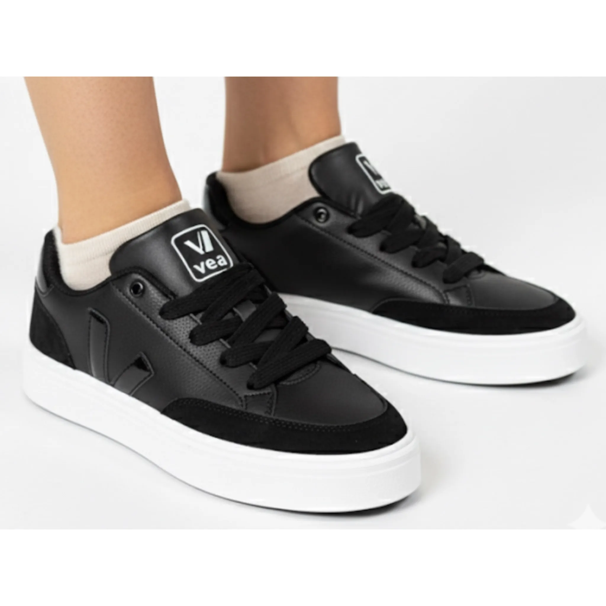 photo-output (20) کتونی زنانه مدل veja - Image 1