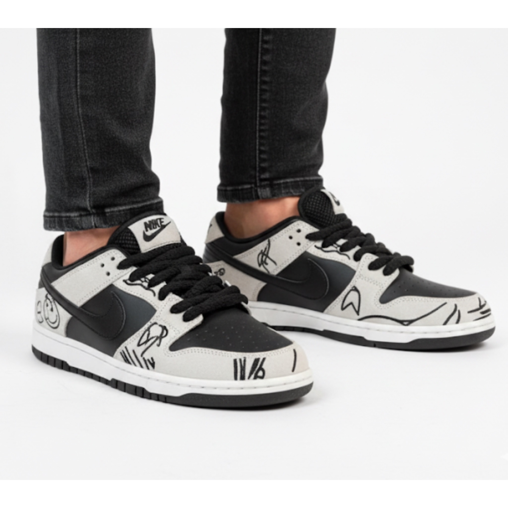 photo-output - 2025-11-09T023004.399 کتونی مردانه اس بی کاستوم مشکی - Image 1