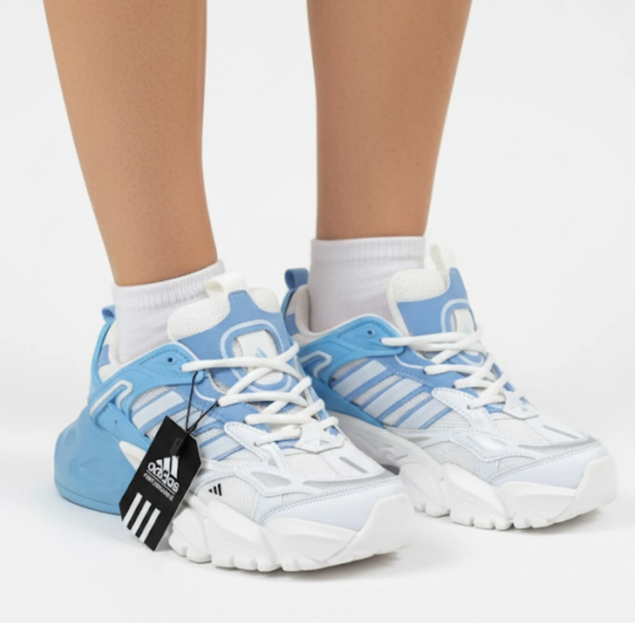 photo-output - 2025-11-17T121556.342 کتونی زنانه ديلاکس سفيد ابی - Image 1