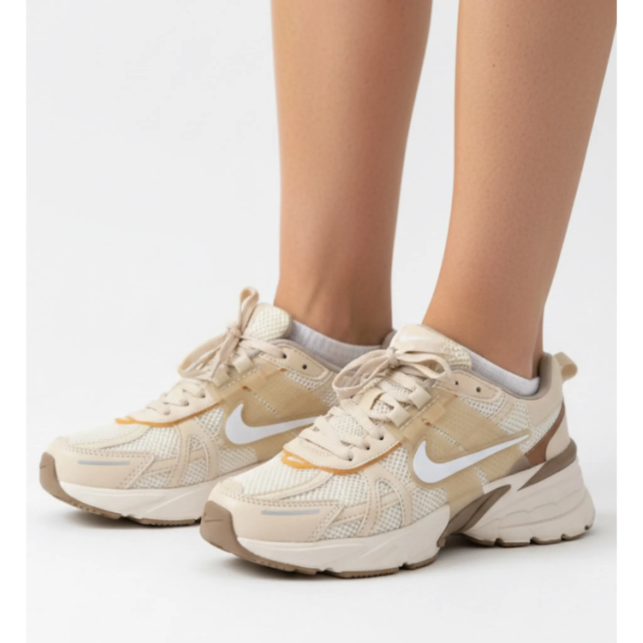 photo-output - 2025-11-28T153352.934 کتوني زنانه v2k کرم - Image 1