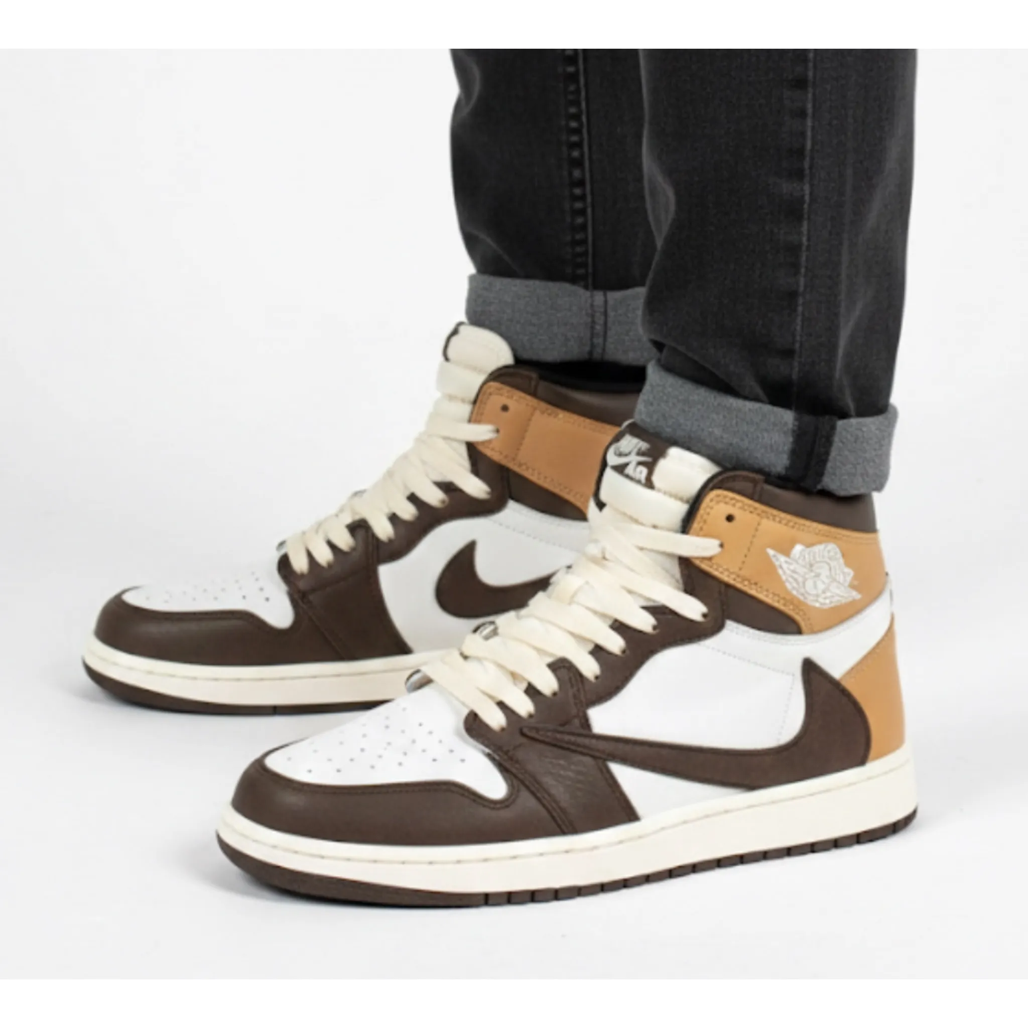 photo-output - 2025-12-09T121049.395 کتونی مردانه ترويس ساقدار سفيد قهوه ای - Image 1