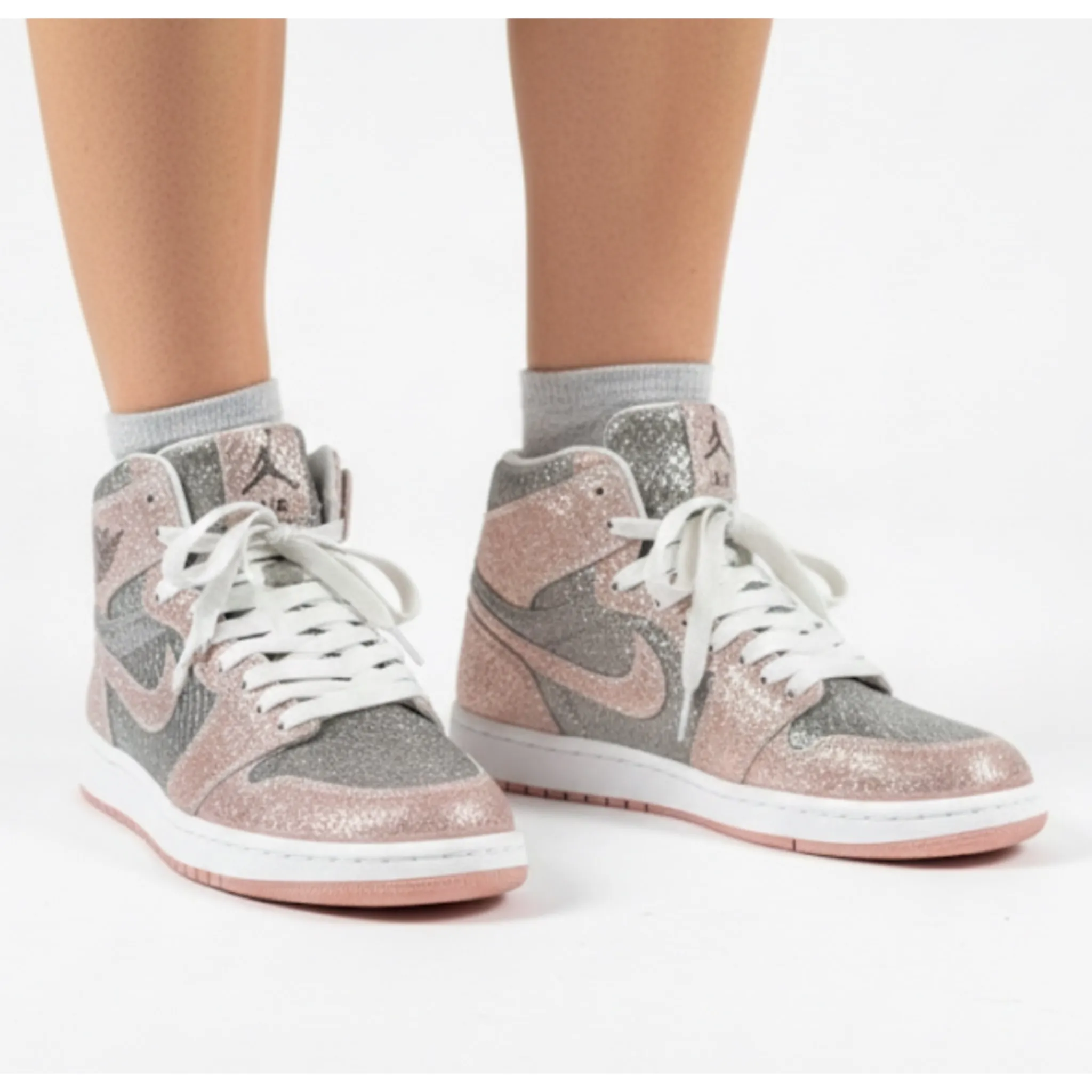 photo-output - 2025-12-09T123505.137 کتونی جردن ساقدار اکليلی صورتی نقره ای - Image 1