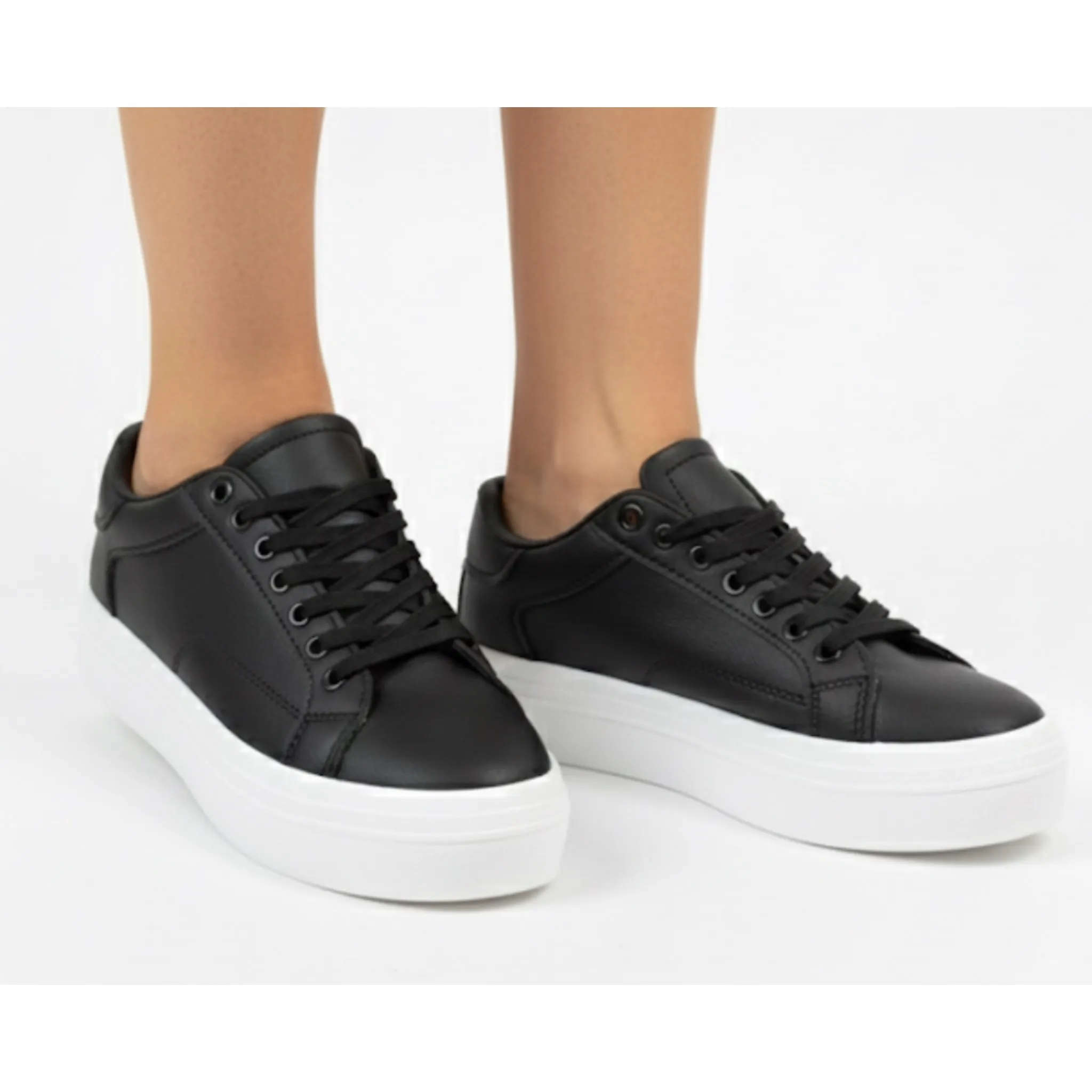 photo-output - 2025-12-09T124556.607 کفش ونس ساده زنانه - Image 1