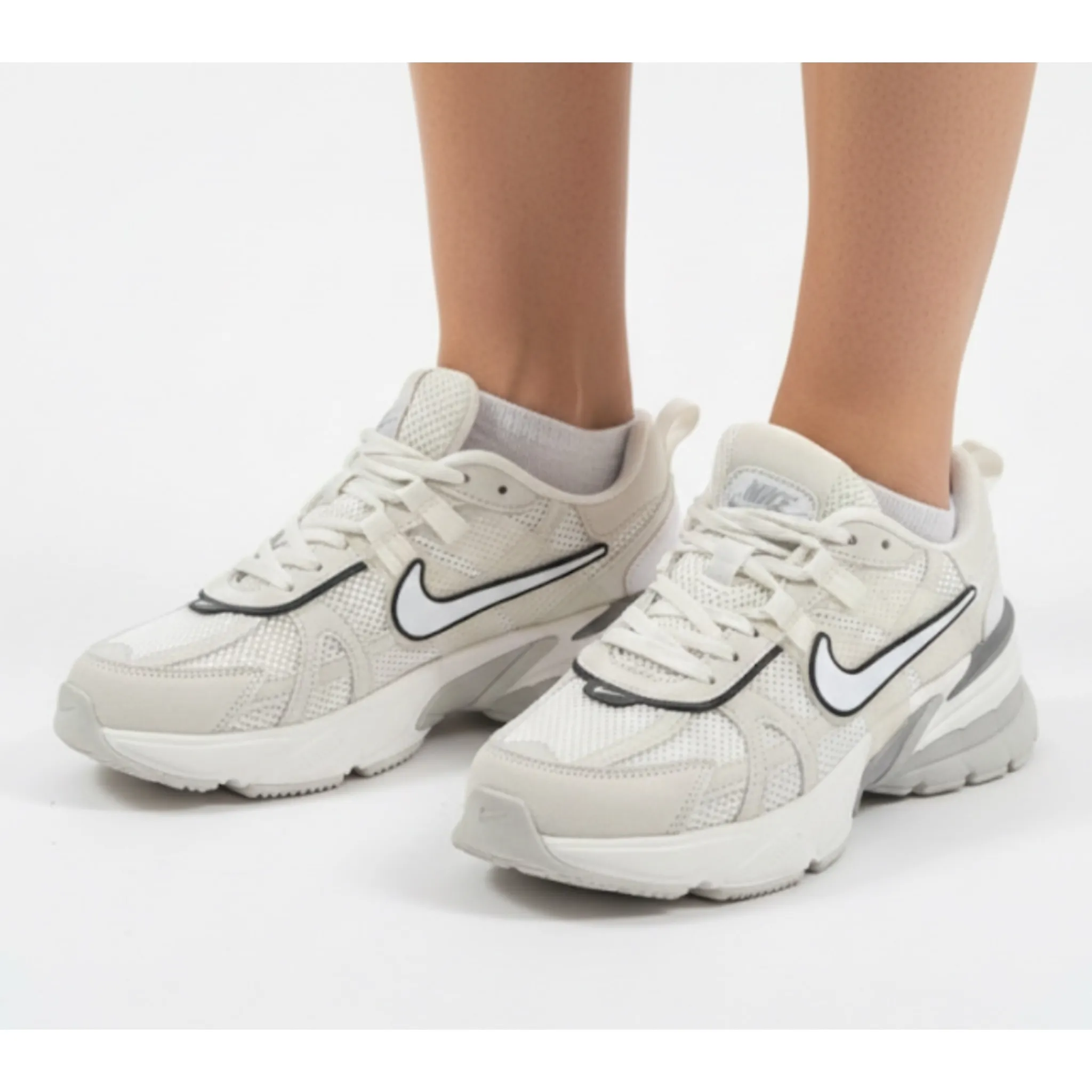 photo-output - 2025-12-09T134243.311 کتونی زنانه V2Kسفيد طوسی - Image 1