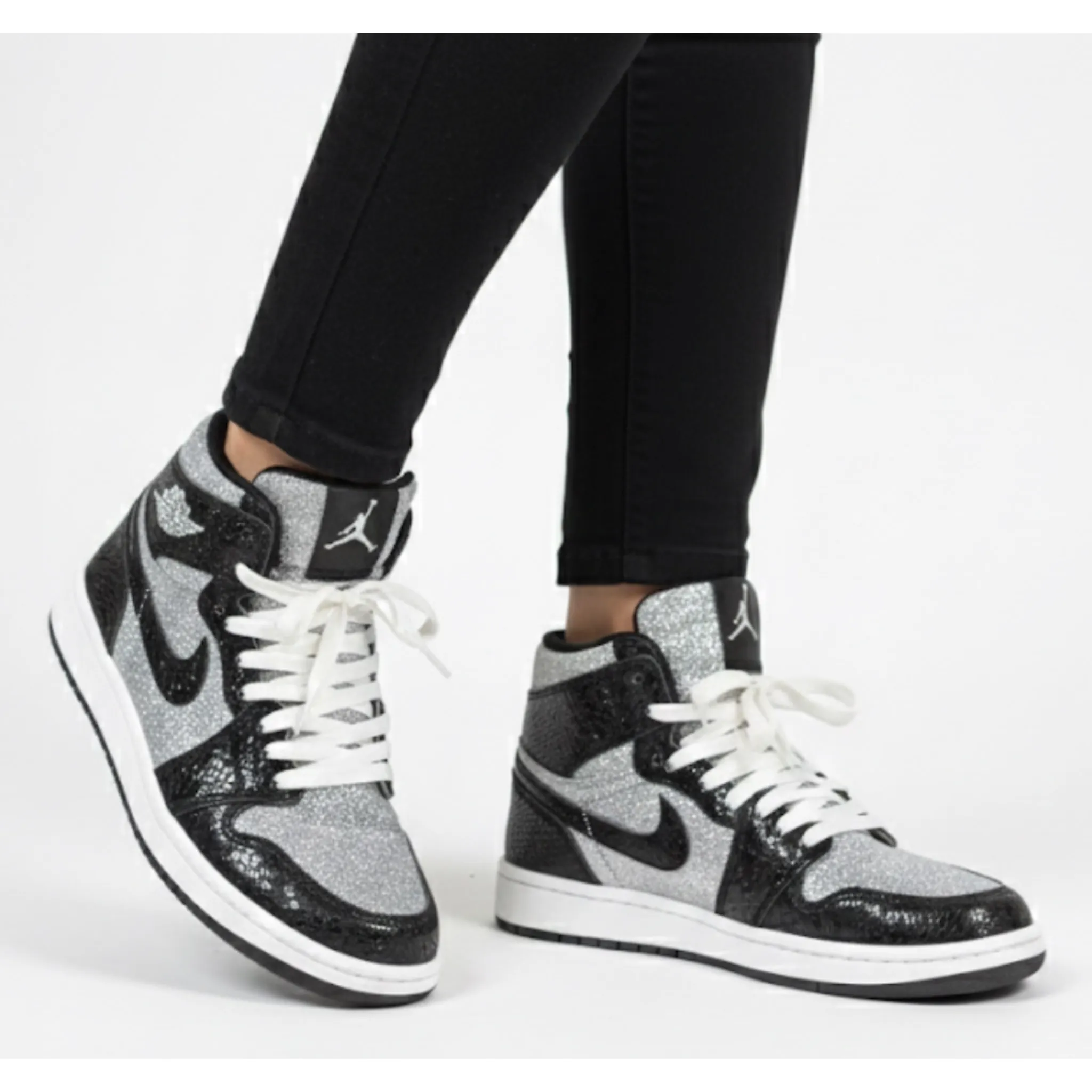 photo-output - 2025-12-09T140347.053 کتونی جردن ساقدار اکليلی نقره ای - Image 1