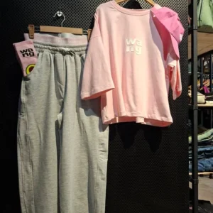 خرید ست تیشرت شلوار کلاه جوراب وانگ. ست اسپرت مردانه و زنانه طرح Alexander Wang رنگ صورتی ملایم از مزون رم