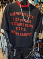 نمای روبروی تیشرت مشکی Firefighter با نوشتههای قرمز گرافیکی و یقه دو رنگ موجود در مزون رم محدوده میدان حر