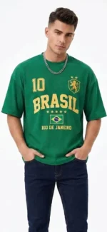 استایل مدل مردانه با تیشرت لش سبز طرح BRASIL و گردنبند زنجیری بلند.