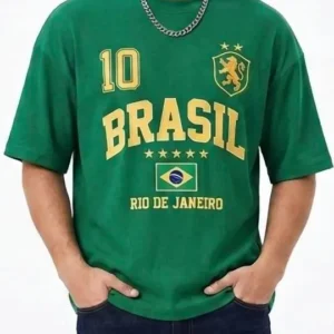 استایل مدل مردانه با تیشرت لش سبز طرح BRASIL و گردنبند زنجیری بلند.