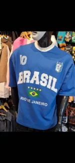 تیشرت اورسایز آبی با طرح گرافیکی شماره ۱۰ در پشت و نوشته RIO DE JANEIRO روی سینه.