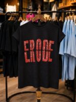 وست مشکی اورسایز ERODE با طراحی مینیمال و تنخور آزاد در فضای فروشگاه مزون رم.
