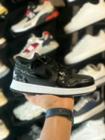نمای جانبی کتونی جردن وان لو مشکی، نمایش طرح Swoosh در مزون رم