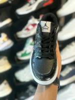 نمای روبهرو کتونی جردن وان لو مشکی زبانه با لوگوی Jumpman در مزون رم
