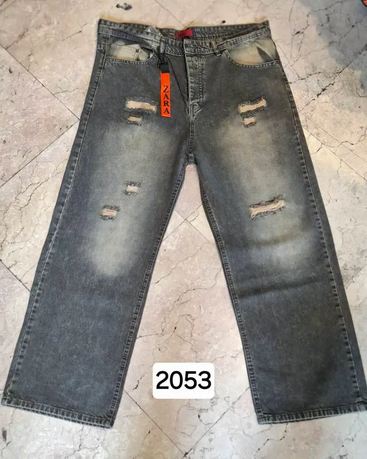 feriia.ir-2053 شلوار بگ زارا کد ۲۰۵۳ با رنگ ذغالی سنگشور طرحدار و زاپدار، همراه با اتیکت نارنجی زارا روی زمین مزون رم