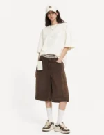 استایل مدل زنانه با ست اورسایز Alexander Wang سفید و قهوهای و کفش کتانی متناسب.