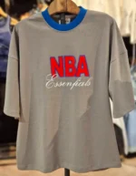 نمای جلوی تیشرت NBA طوسی با چاپ قرمز و آبی و یقه کشباف رنگی