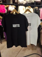 وست مردانه مشکی و سفید طرح ARTS آویزان روی رگال محدوده میدان حر