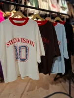 تیشرت مردانه swdivision در چهار رنگ سفید، قهوهای، آبی آسمانی و مشکی روی رگال مزون رم در محدوده میدان حر