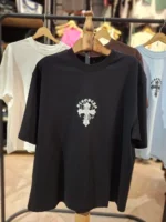نمای جلوی تیشرت مشکی قواره آزاد با طرح صلیب گوتیک روی سینه خرید از مزون رم واقع در محدوده میدان حر