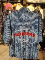 نمای پشت پیراهن آستین کوتاه Homme با نوشته بزرگ HOMME Dept.
