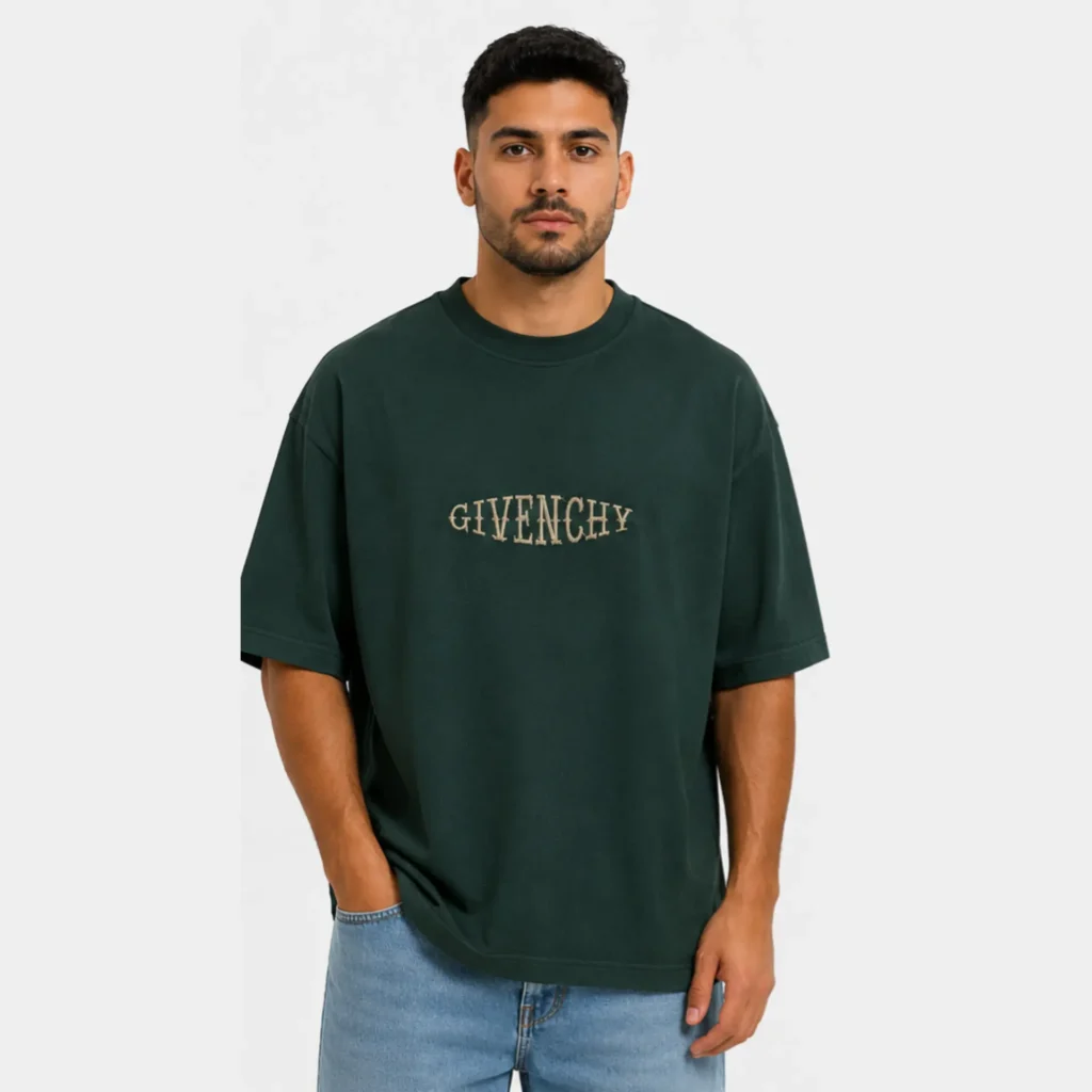 نمای روبه‌رو از تیشرت Givenchy اورسایز رنگ کله‌غازی با گلدوزی طلایی در جلو در مزون رم