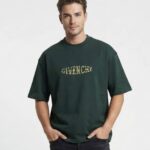 خرید تیشرت Givenchy اورسایز رنگ کله‌غازی با گلدوزی طلایی در جلو، ست شده با شلوار جین مشکی و کتونی سفید در مزون رم