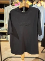 تیشرت Givenchy رنگ مشکی با دوخت گلدوزی مشکی براق در نمای نزدیک